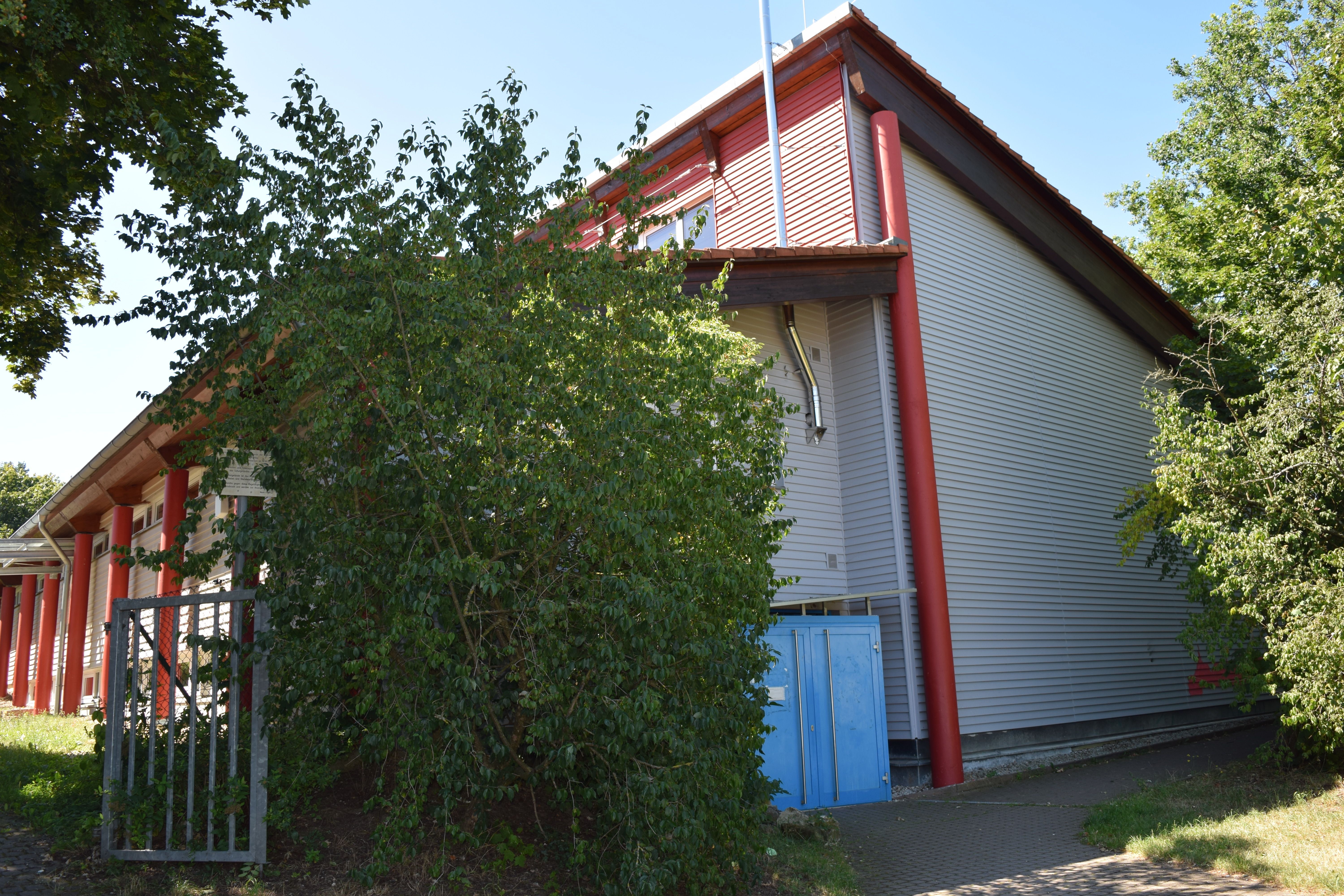 Turnhalle Brand Außen